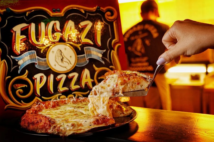 Cartel de Fugazi Pizza con una porción