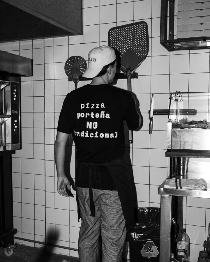 Pizzero con la remera Pizza porteña NO tradicional